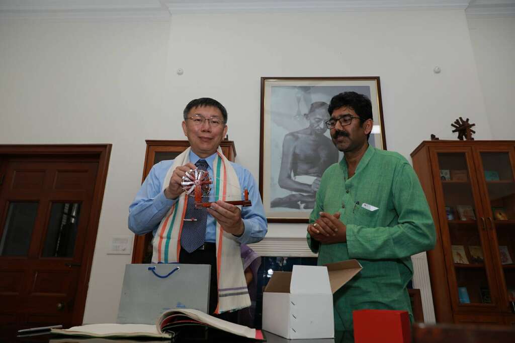 甘地纪念馆馆长DIPANKER SHRIGYAN致赠甘地生前使用的木纺车造型纪念品给予柯市长
