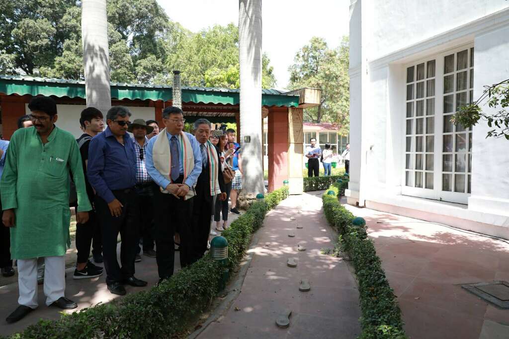 柯市長在甘地紀念館館長與我國駐印度大使田光中陪同下，循著甘地生前最後的足跡前進