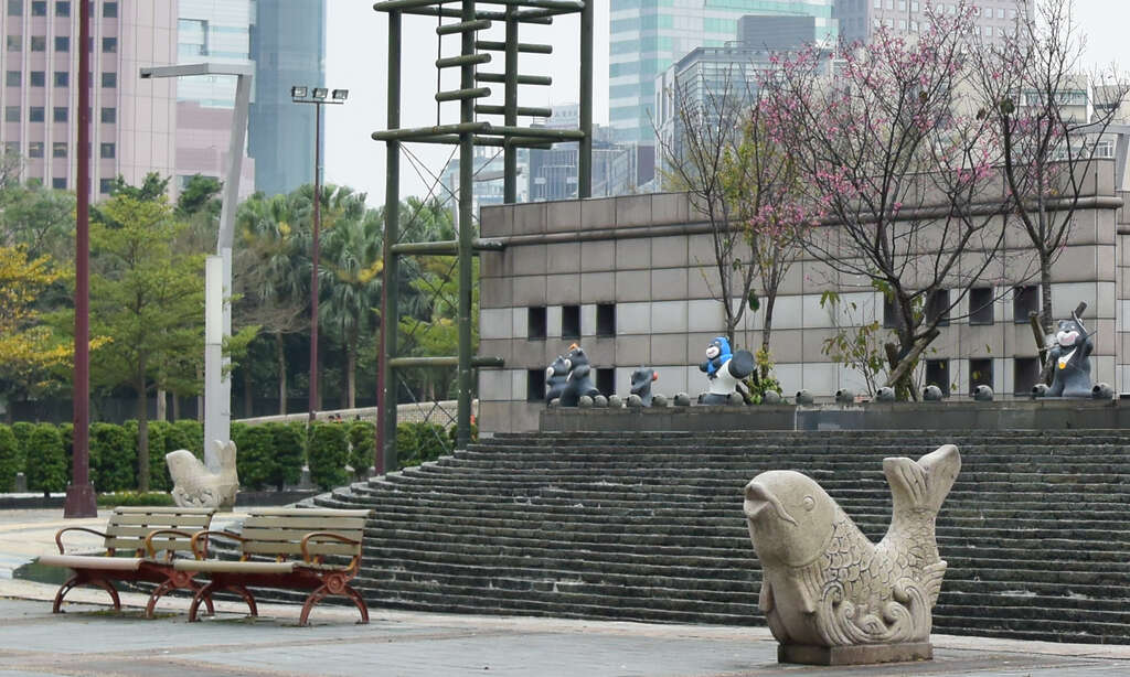 图5. 市民广场水池边藏了好多只熊赞运动员