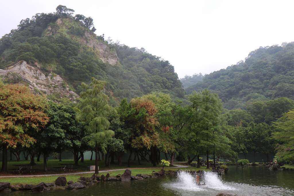 依山傍水、地质特殊的贵子坑园区。
