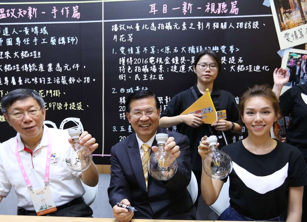 柯Ｐ（左一）、觀巴執行長徐浩源（左二）和喬喬（右一）首度體驗裝置藝術燈泡彩繪