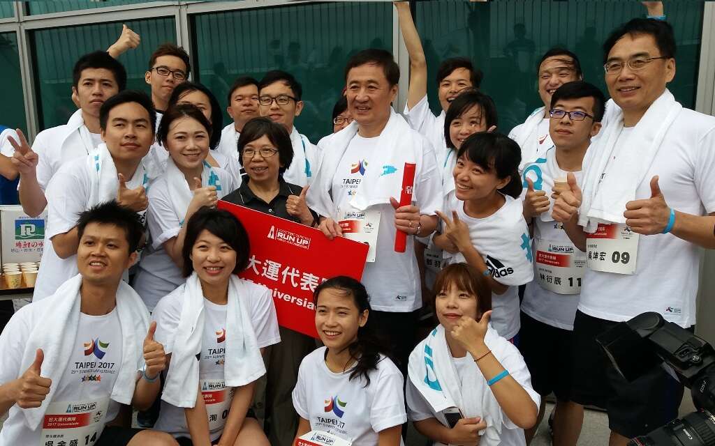 陳景峻副市長(中左四)、蘇麗瓊執行長(中左三)及世大運隊留下勝利的合影