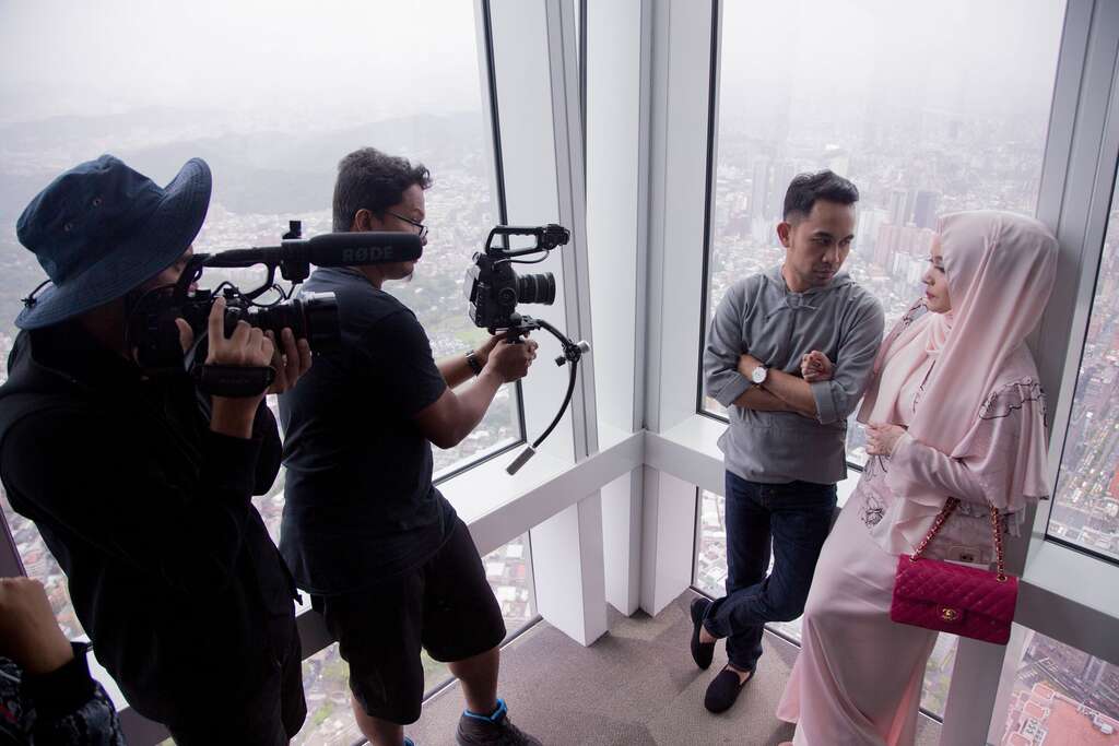 穆斯林电视台Astro_TV拍摄团队及Hafiz夫妇16日前往101观景台取景