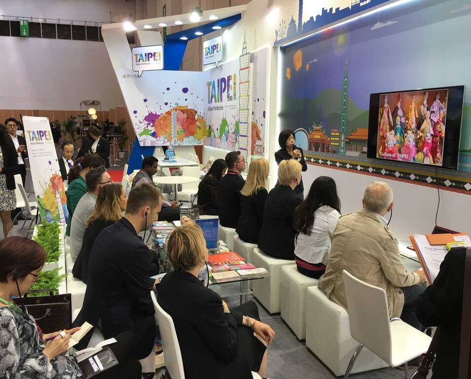 台北市观光传播局专门委员江春慧向欧洲买家介绍台北市会展环境