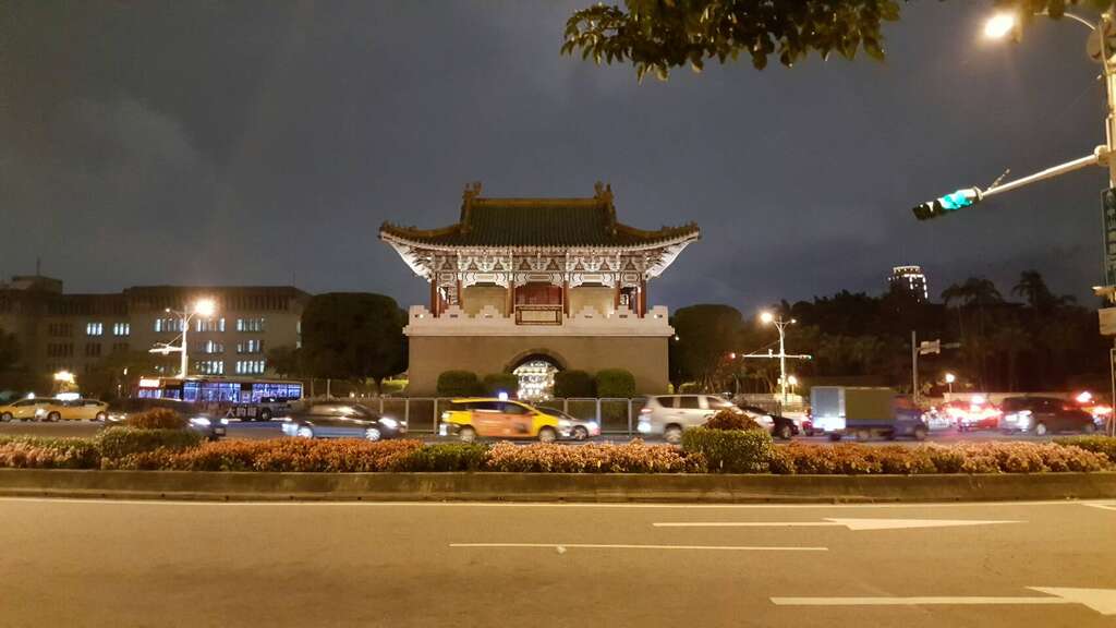 相片1-东门(景福门)现况夜景