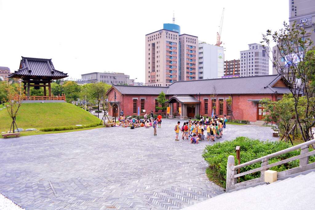 照片7 西本愿寺广场提供充分活动空间