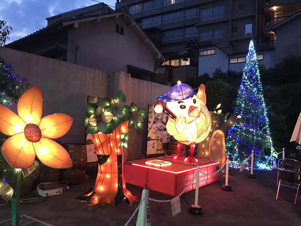 六塊雞在庭園中揮棒，怡然自得。
