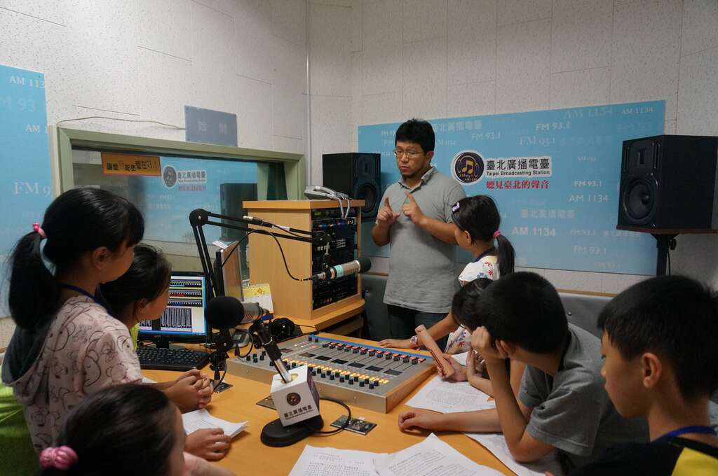 台北电台办理暑期广播体验活动，由资深广播人在录音间实地解说