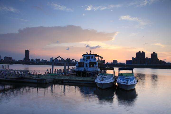 淡水河のほとりにある大稲埕ふ頭は、昼夜問わず美しい景色が広がり、古くから国内外の行楽客が訪れています。（写真／王能佑）