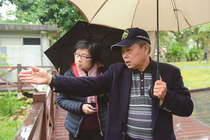 Professor Yang introduces the firefly’s growth habits. (Photo: Huang Chienpin)
