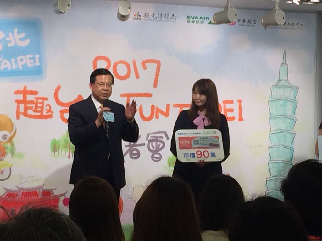 簡余晏局長與臺北雙層觀巴徐浩源執行長賣力推廣觀光巴士