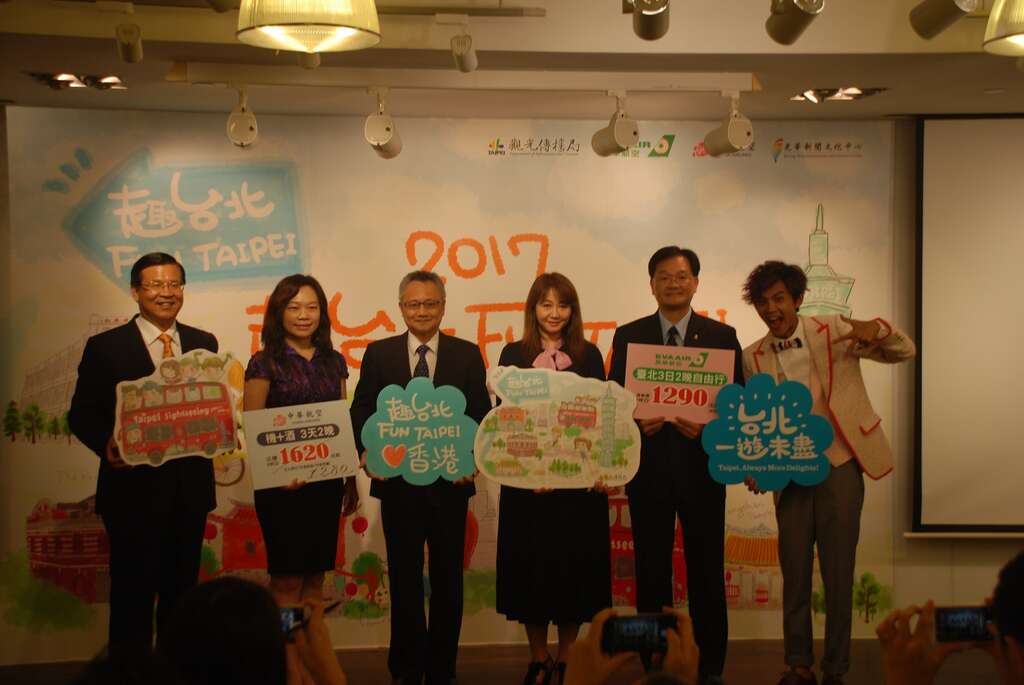 觀傳局邀(左起)臺北觀巴、華航、臺北經文辦事處、長榮、旅遊玩家阿翔等在香港共推觀光