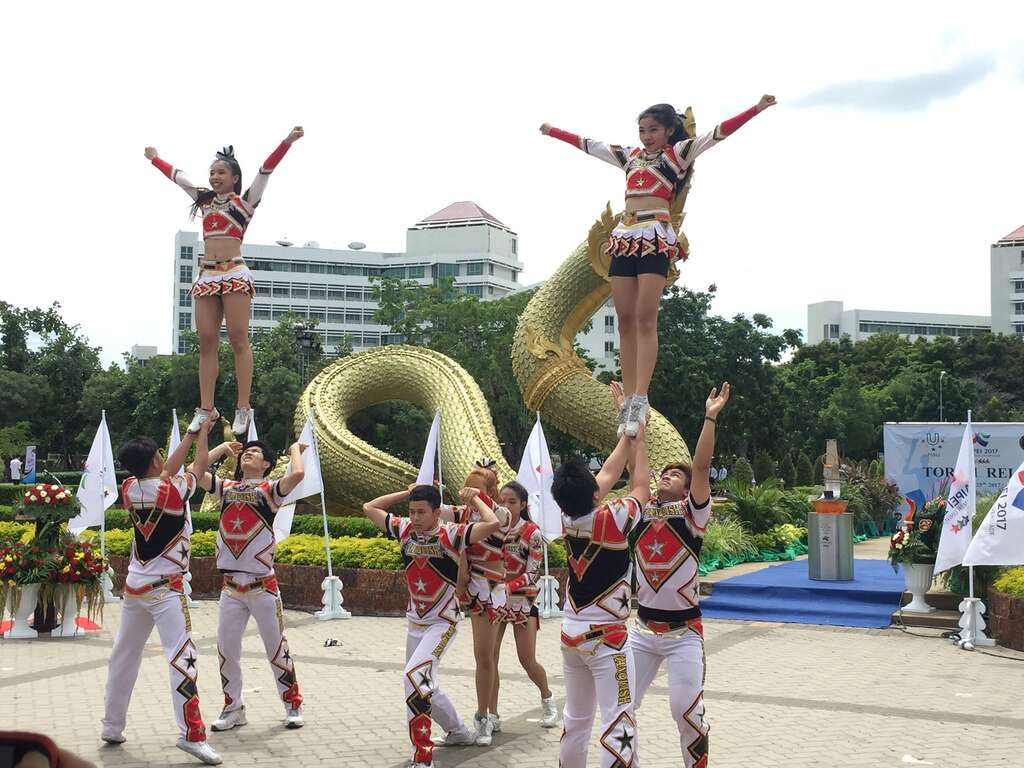 观光传播局邀请泰国当地博仁大学啦啦队与熊赞於圣火传递现场精彩表演，迎接世大运圣火