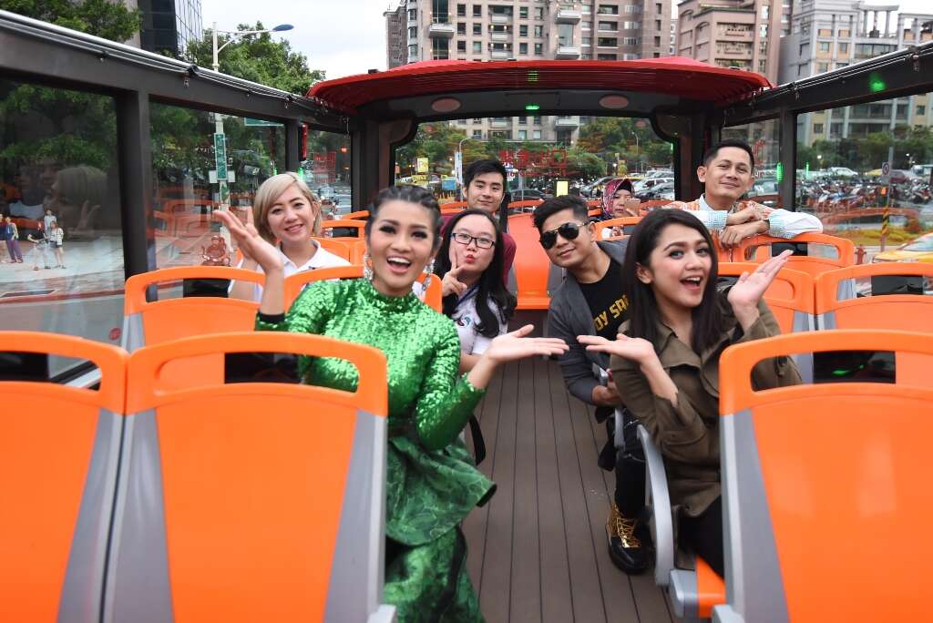 第一次搭乘台北觀光巴士的Fitri、Septi和Boy感到相當新鮮