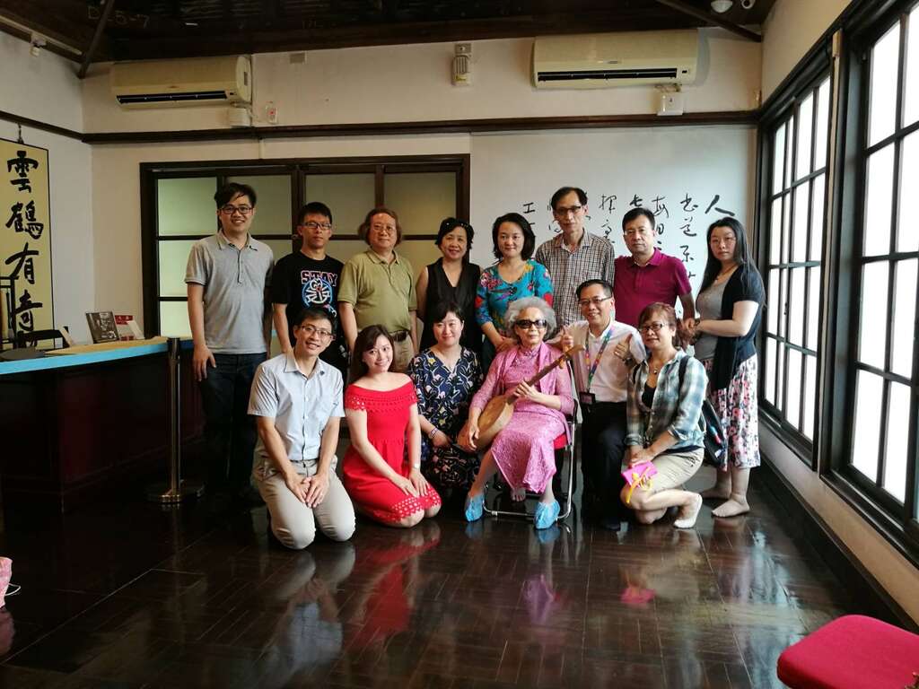 來自上海的旅遊媒體達人網紅在梅庭體驗月琴唸唱的傳統技藝