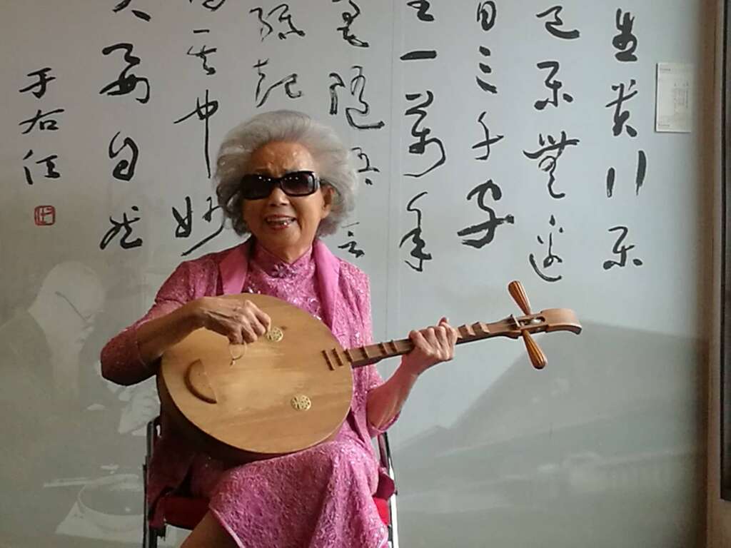國寶級藝師楊秀卿在梅庭以月琴唸唱嚮上海友人