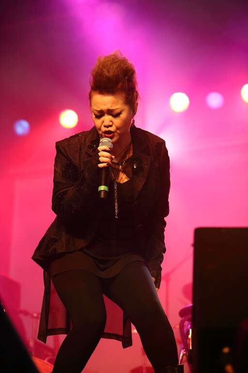搖滾教母娃娃金智娟在台北河岸音樂季演唱經典歌曲