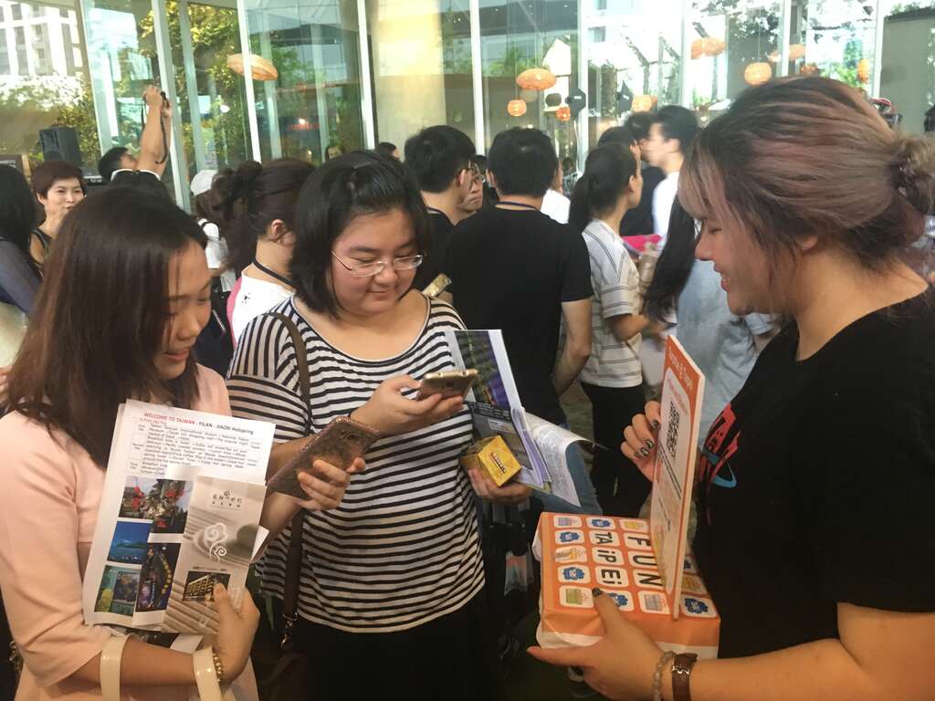 許多泰國民眾對臺北觀光旅遊有興趣，並爭相參加互動拿獎品的遊戲
