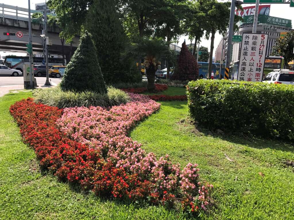 松江路環狀車道幾何綠雕，營造360度視覺焦點。