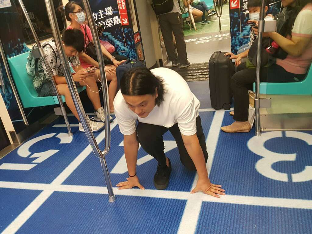 乘客只要抓到合適角度，就可以拍下與場景互動的有趣畫面。