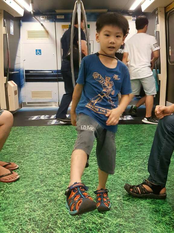 捷運車廂化身為足球場，小朋友也忍不住舉腳射門。