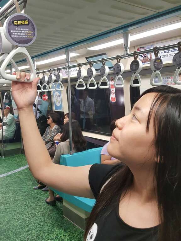 世大運彩繪列車特別製作手把盒，乘客可從中了解比賽規則、冷知識及趣事。