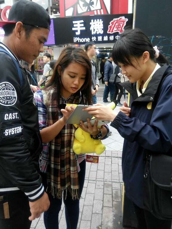 움직이는 청년 관광 안내원은 마치 등대처럼, 미로에 빠진 관광객에게 따스한 도움을 제공합니다
