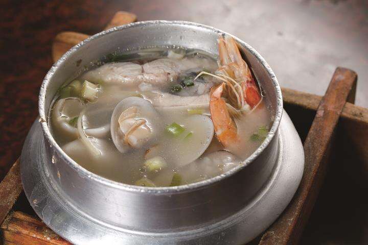 Seafood congee by Dongshih Shun Ji. (Photo: Chic-Jen Yan)