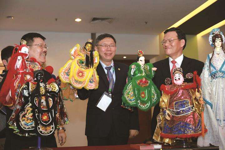 Ko brings Taiwanese traditional glove puppets to Malaysia in a gesture of cultural exchange. (Photo: Department of Information and Tourism, Taipei City Government)