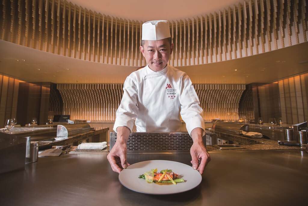 林勤凯选用当季食材与在地蔬果，以极简的调味和日、法手法烹调铁板烧。
