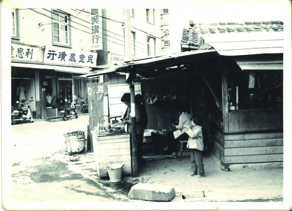 1970年代的永康街一隅，现在右边的小吃店已拆除，纳入永康公园范围内。（图／林茂男提供）