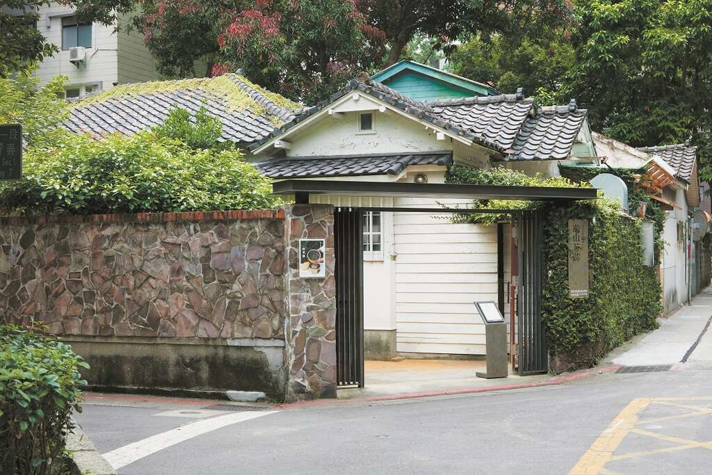 进到青田街，幽静的巷道、绿叶成荫的老树及日式老房，展现出一股优雅风情。（摄影／林宜贤）