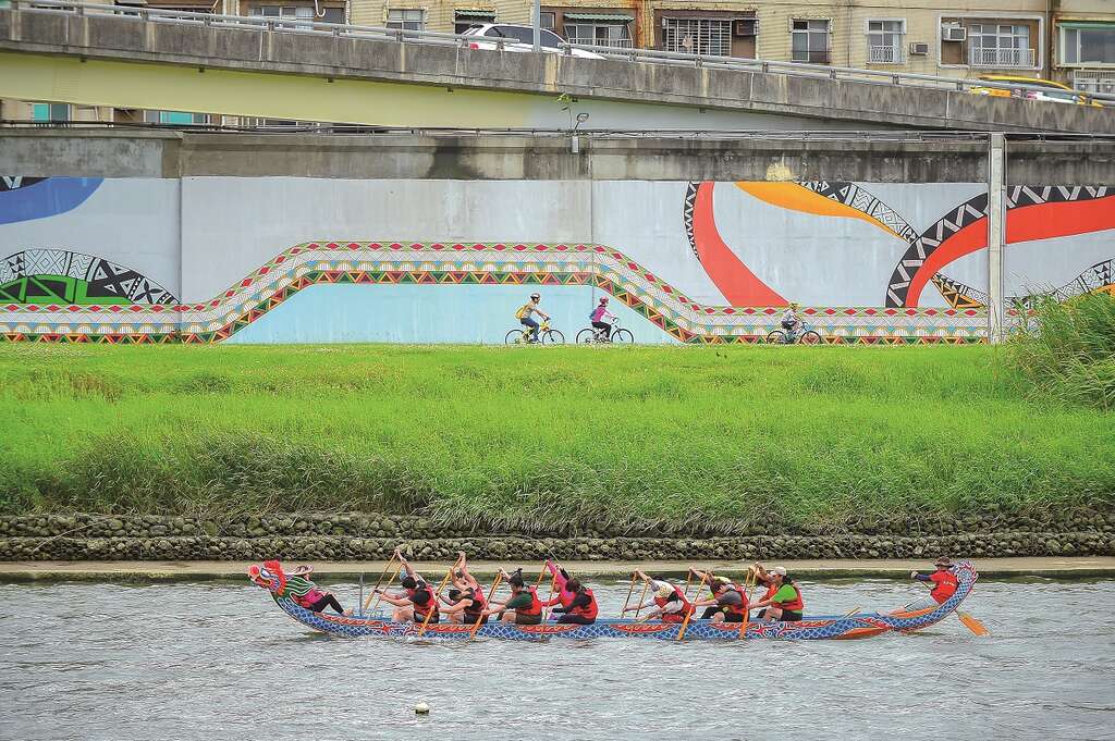 夏日的大佳河濱公園時常有民眾會在此划船、騎單車。（攝影／黃建彬）
