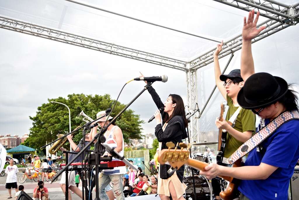 今年的台北河岸音乐季吸引许多民众到现场听演唱会，享受夏日午後轻松的氛围。（图／台北市政府观光传播局提供）