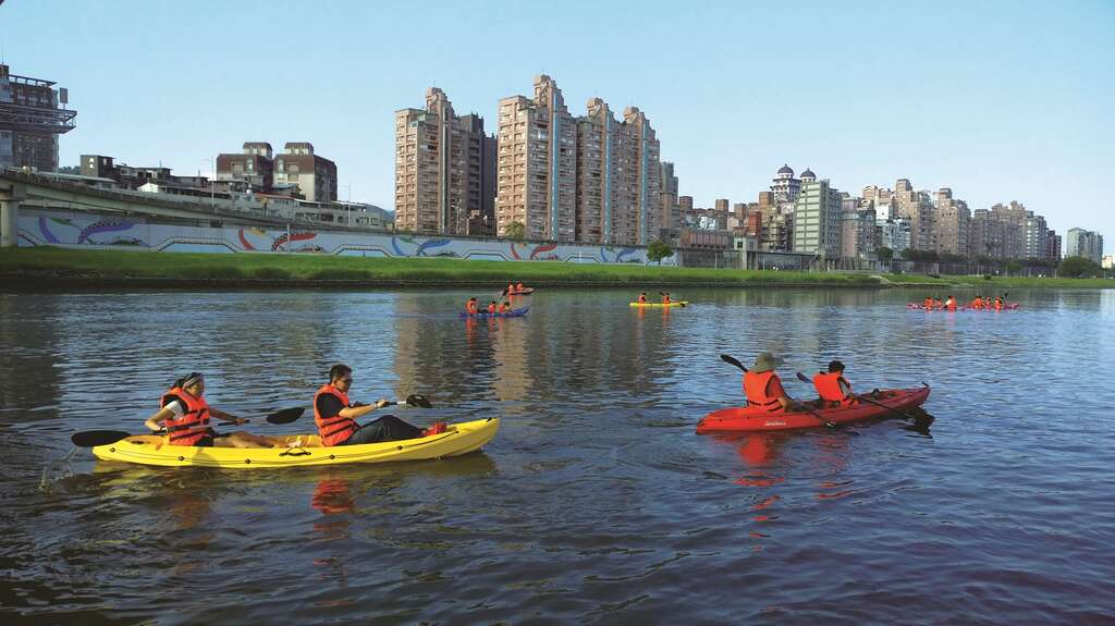 到大佳河濱公園可體驗在基隆河上划獨木舟的樂趣。（圖╱台北市政府體育局提供）