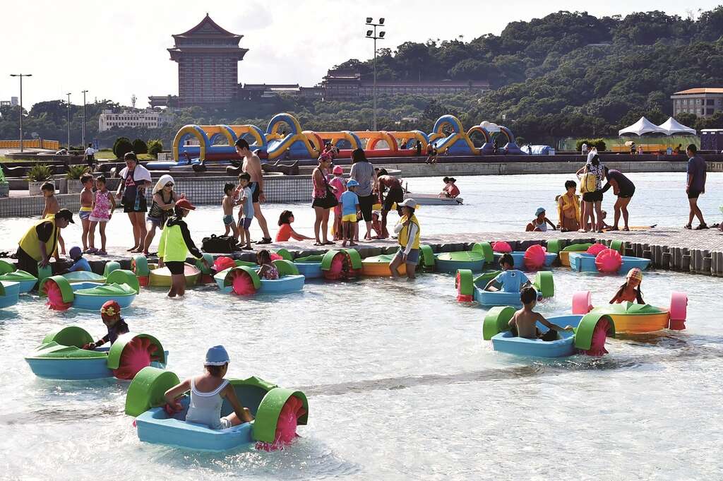 色彩缤纷的水上手摇船，让小朋友可以在水上悠游划船。（摄影╱许宜容）