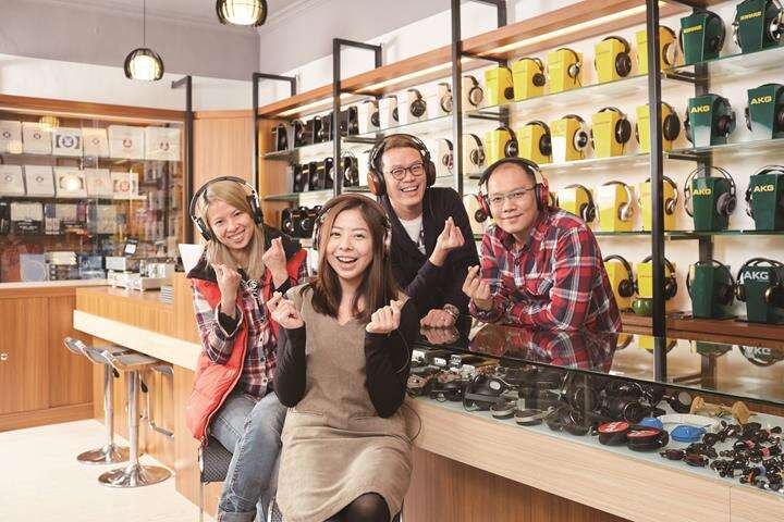 Many stores on the new Chunghua Road audio and electronics street have passed on to the second and third generations. (Photo: Liang Zhongxian)