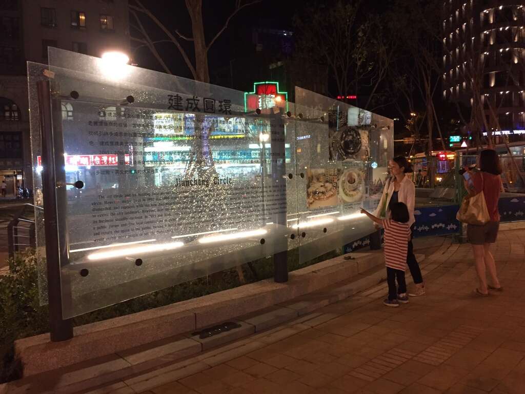 照片12原址保留2003年兴建的建成圆环美食馆三根钢管转化设计成为解说牌