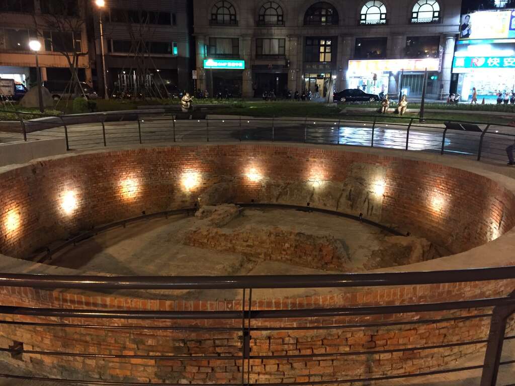 照片4.建成圆环「大稻埕圆环防空蓄水池」古蹟夜间照片