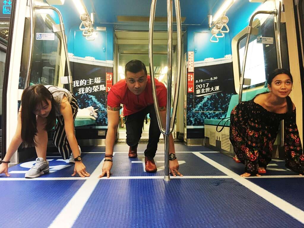 主廚法斯力與大馬媒體於世大運車箱紛紛化身運動高手，搞笑自拍