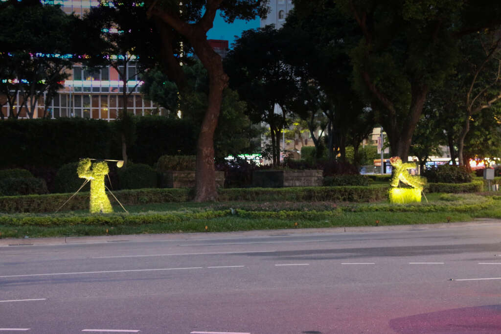相片15：仁愛圓環綠雕夜景