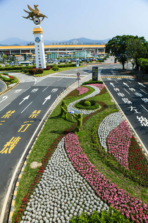 图2、四月时松山机场前绿地的景观