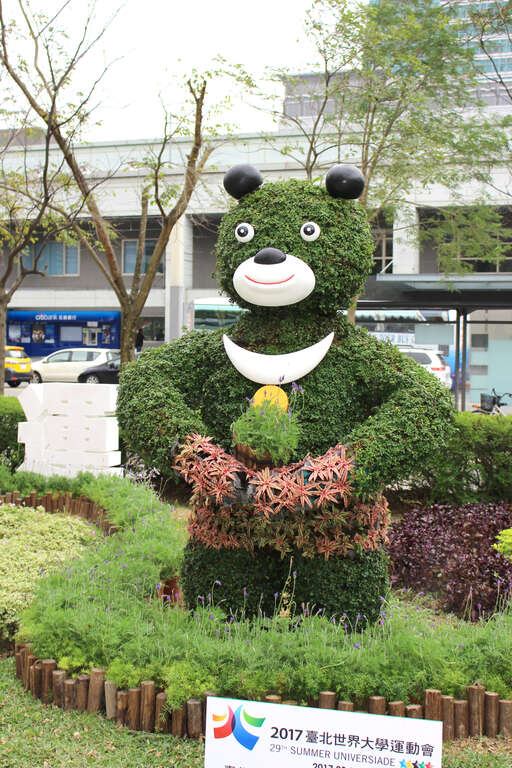 图9、市府广场手捧香草的田园城市农夫熊赞绿雕