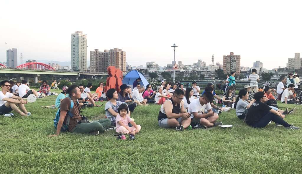 一起来席地而坐，来河岸听音乐吧