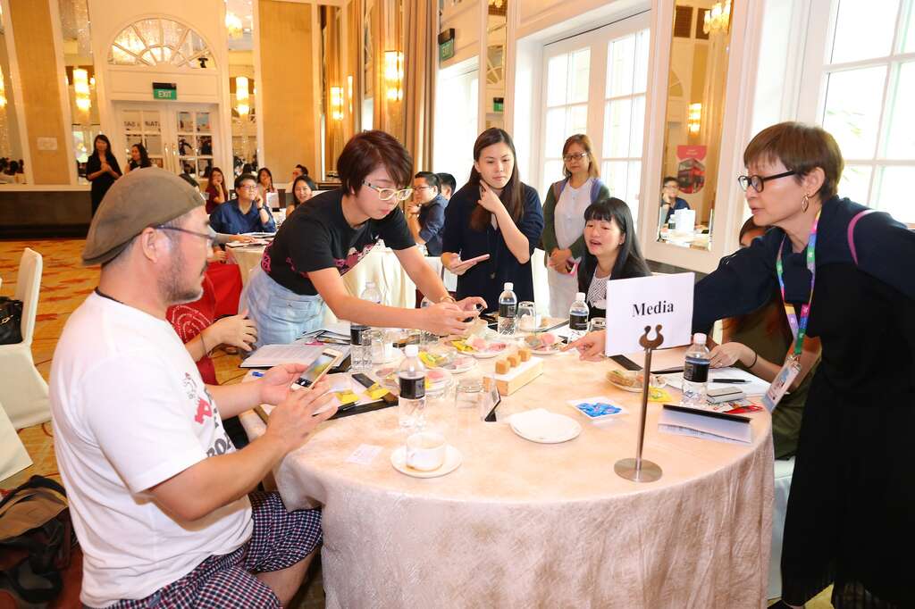 Restaurant_Andre及RAW的江振诚主厨特别制作凤梨酥与新加坡媒体分享，吸引媒体关注