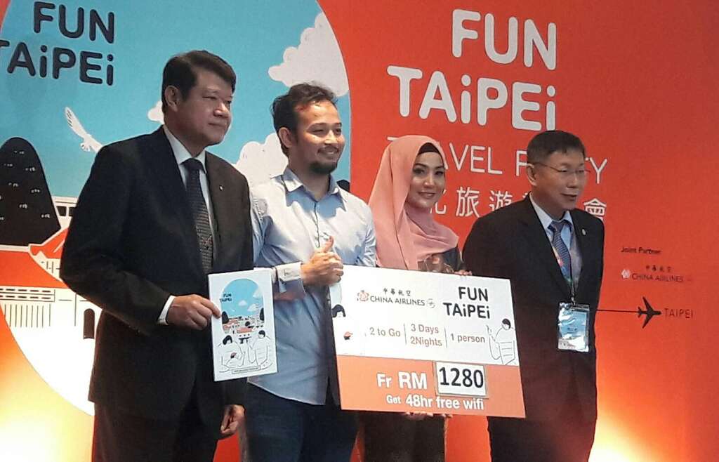 中华航空董事长何煖轩与北市府赴马来西亚共同宣布旅游专案，预计吸引1万名旅客来台