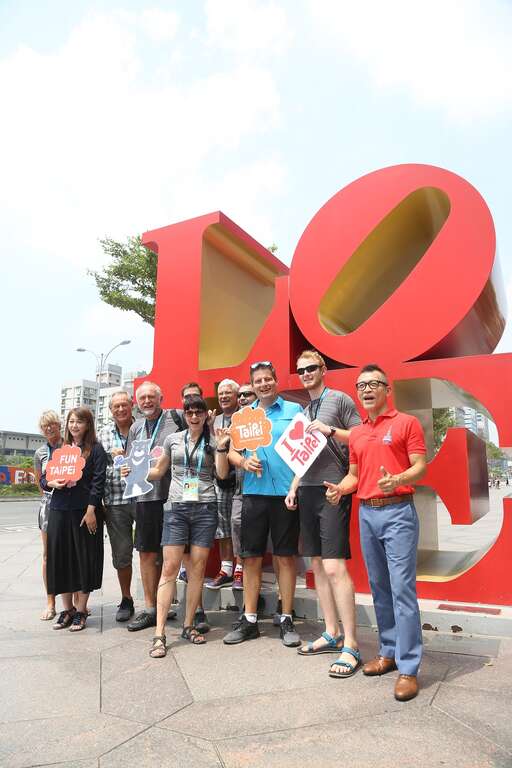 捷克代表團受到市府熱烈歡迎紛表驚訝並開心與觀傳局長簡余晏合影。