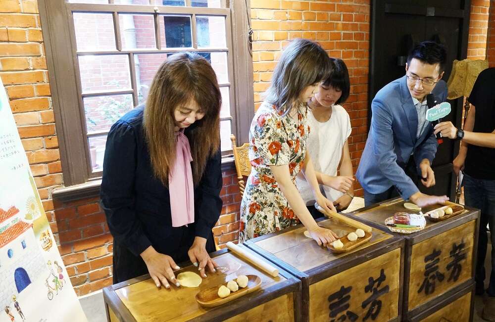 簡余晏（左1）、田中里奈（左2）與李亭香餅店李佳陽副總（右1）一起製作臺北平西餅