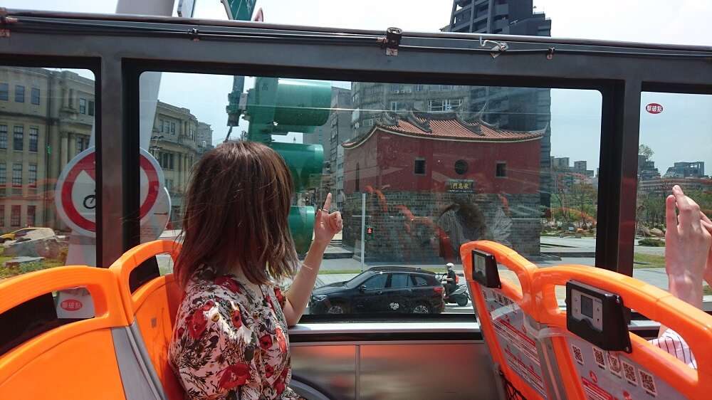 田中里奈表示搭乘台北双层观光巴士能一次参观许多人气景点，很推荐给初次访台的游客。