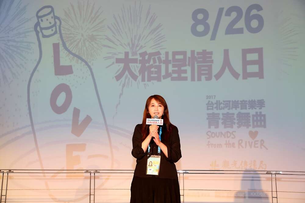 观光传播局长简余晏邀请国内外朋友一起来大稻埕码头听音乐看烟火